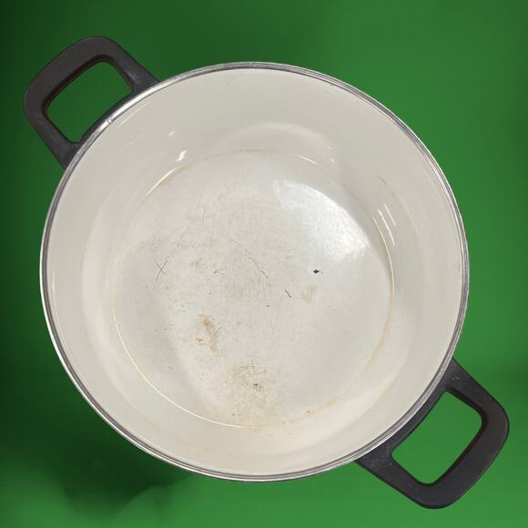 Vintage 70’s Enameled Cast Iron Covered Pot/ Baking 9" Diameter Granny Cottage - Picture 8 of 14